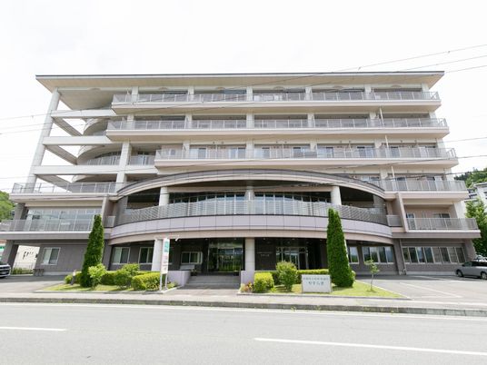 多階層のモダンな建物
