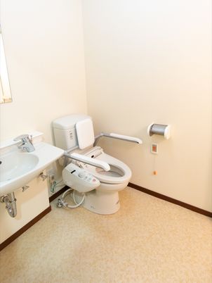 バリアフリー設計のトイレ