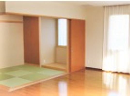 和洋折衷の明るい居室