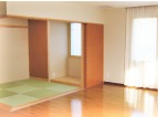 和洋折衷の明るい居室