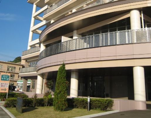 明るい外観の施設入口