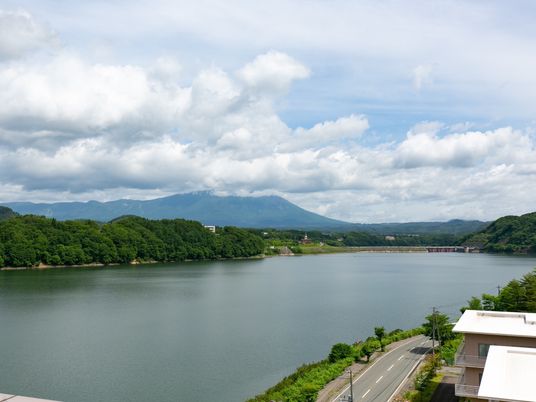 湖と山を望む風景