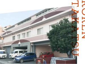施設外観の建物正面  