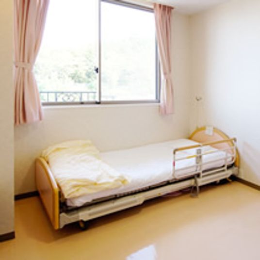 明るい個室のベッド