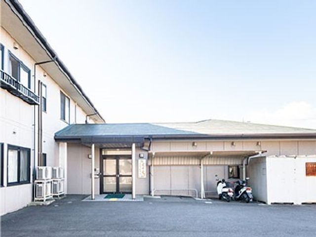 清潔感あるエントランス 外観 ゆったりとしたスペースの入口は、訪れた方がストレスなく出入りできるようなやさしい設計です。
