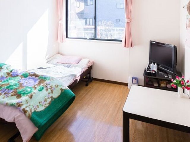 快適な個室の居室 居室 陽光が差し込む明るい個室で、生活に必要な家具が整っています。落ち着いて過ごすことができる空間です。