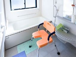 バリアフリーの浴室設備