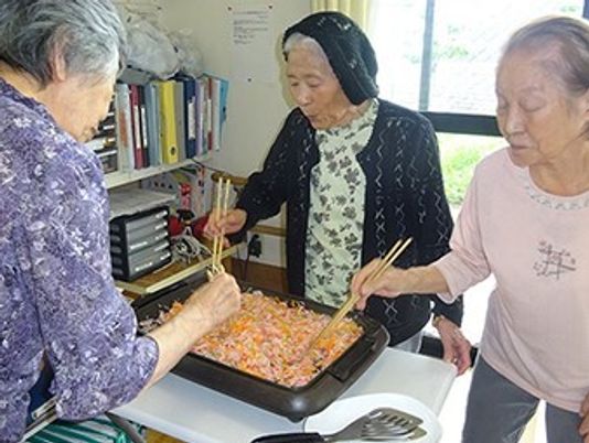 活動する高齢者達の様子