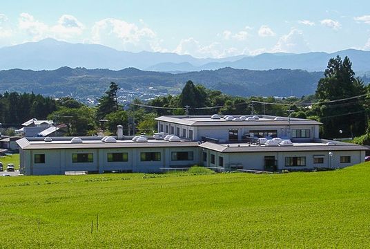 山と建物の外観