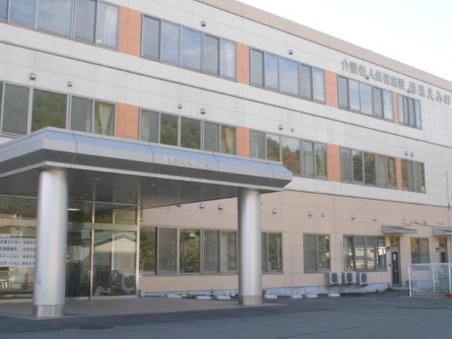 シンプルな大きな建物外観 外観 広々とした建物の外観は、落ち着いた色合いで安定感があります。施設の印象を掴みやすいです。
