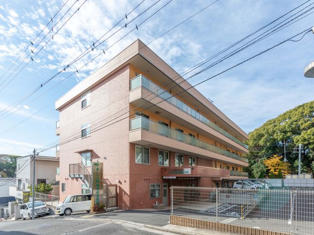広々とした外観 外観 広々とした建物は、快適な就業環境を提供します。穏やかな周辺環境も魅力です。