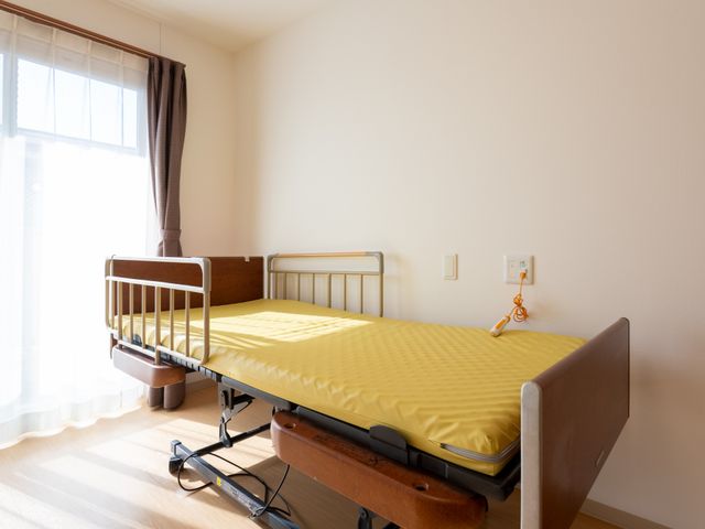 明るい居室 居室 自然光が心地よく差し込む居室です。ベッドサイドには使いやすいナースコールが配置されています。