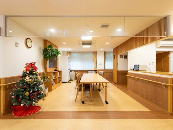 木製テーブルと椅子の部屋