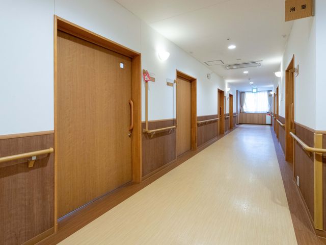 明るい廊下 廊下 自然光が差し込む明るい廊下です。手すりが設置され、移動がしやすくなっています。