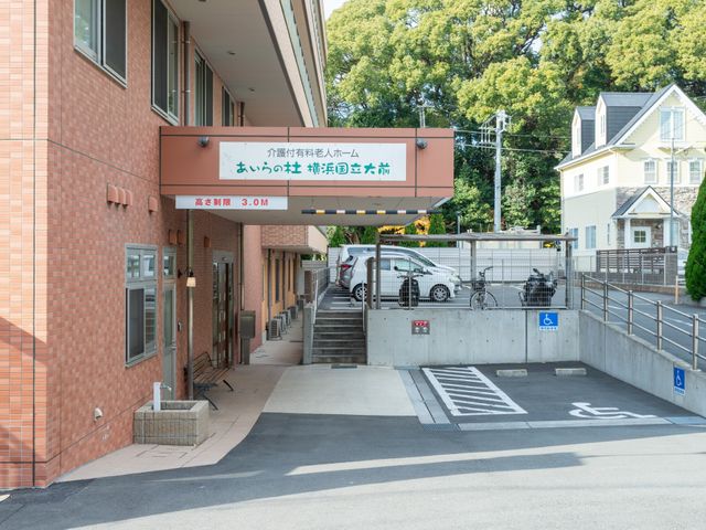 駐車場のあるエントランス エントランス 車椅子専用の駐車スペースやスロープが完備されており、アクセスがしやすい作りになっています。