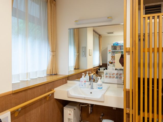明るい洗面台 洗面台 自然光が差し込む洗面台です。清潔な空間で、日々のリフレッシュをサポートします。