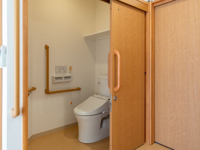 手すり付きの清潔なトイレ トイレ 広い入口と手すりを備えたトイレは、安全で快適にご利用いただけます。