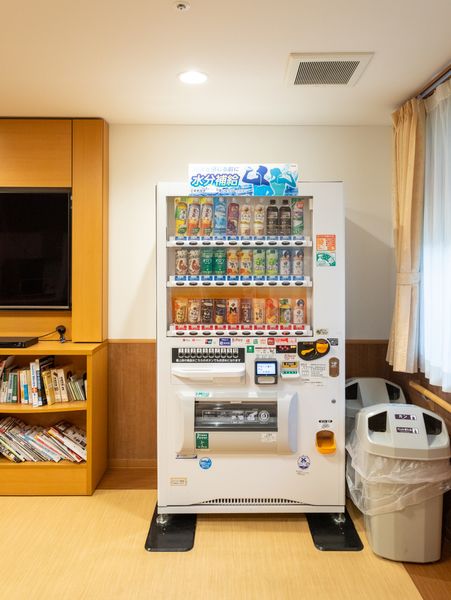 自販機と本棚のある室内