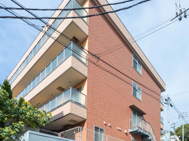 レンガ造りの建物外観 外観 レンガ調のデザインが特徴的な建物です。青空の下、スッキリとした印象を与えます。