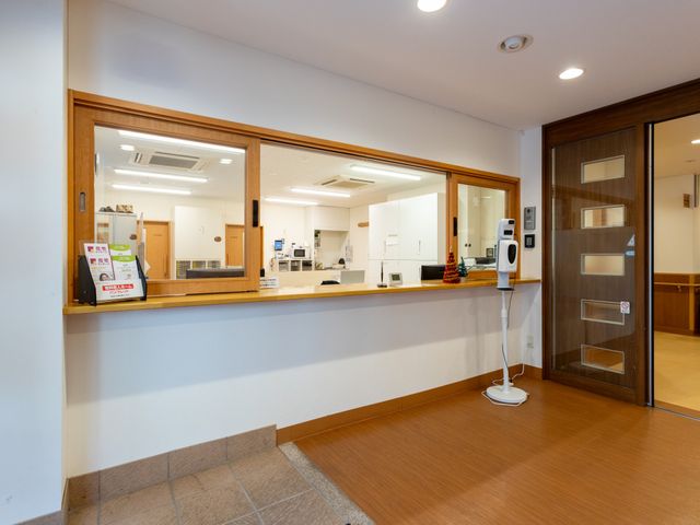 フロント フロント 広々としており、明るい雰囲気が感じられる受付スペースです。訪問者を温かく迎えます。