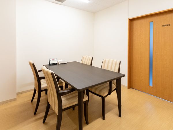椅子が並ぶ部屋
