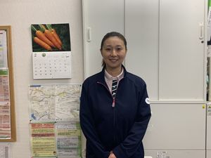 明るい表情のスタッフルーム
