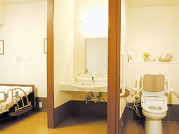 清潔な洗面所とトイレ