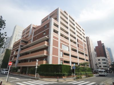 都会の角に建つ建物