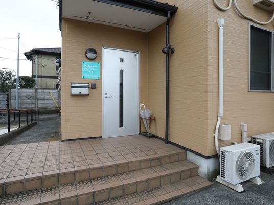 玄関と案内板の外観
