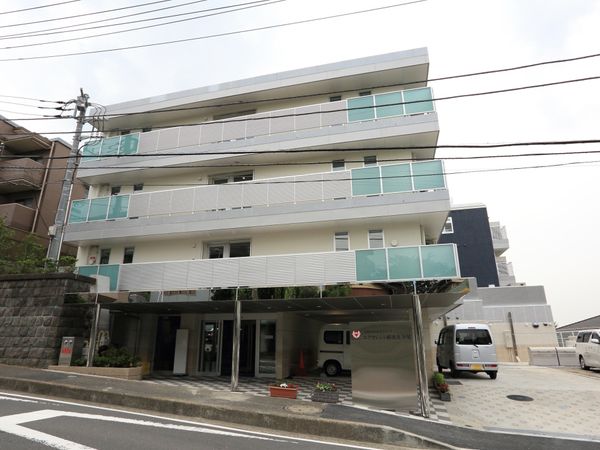 現代的な建物のエントランス