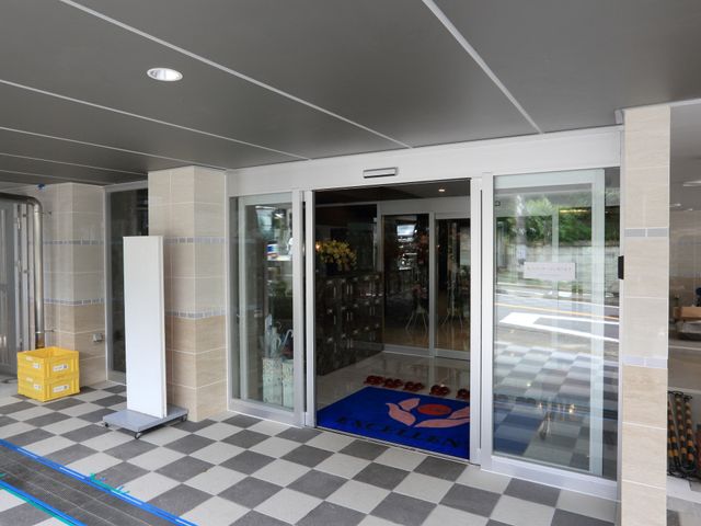 エントランスの自動ドア 入り口 ゆったりとしたエントランスには、自動で開閉するガラスドアがあり、来訪者を明るく迎え入れます。