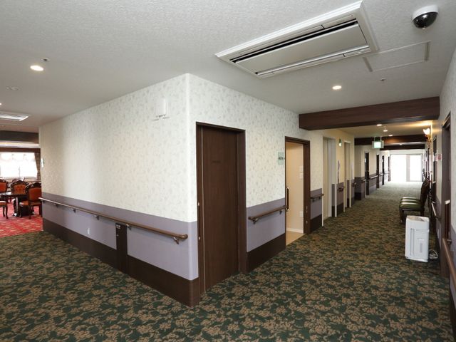 廊下の明るく広々とした空間