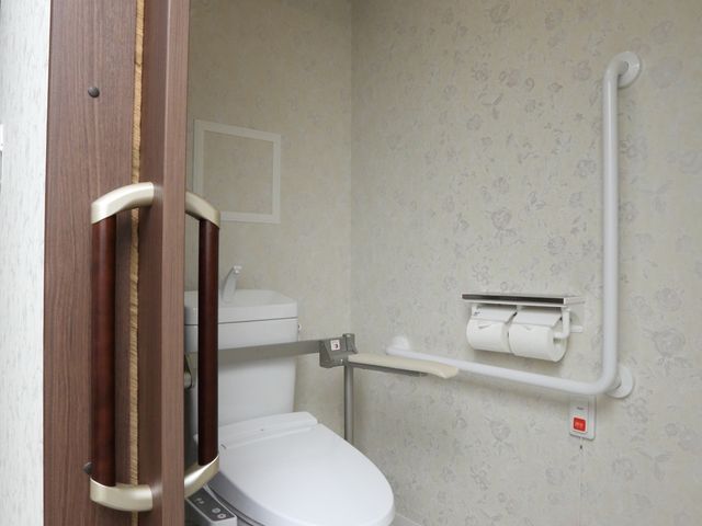 バリアフリー設計のトイレ トイレ 手すりと広々とした空間が配慮された快適なトイレです。どなたも安心してご利用いただけるデザインになっております。
