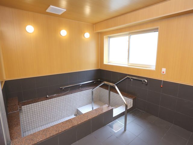 明るい手すり付き浴室 浴室 安全に配慮された手すり付きの浴室です。ゆったりとした入浴時間を過ごせる設計になっております。