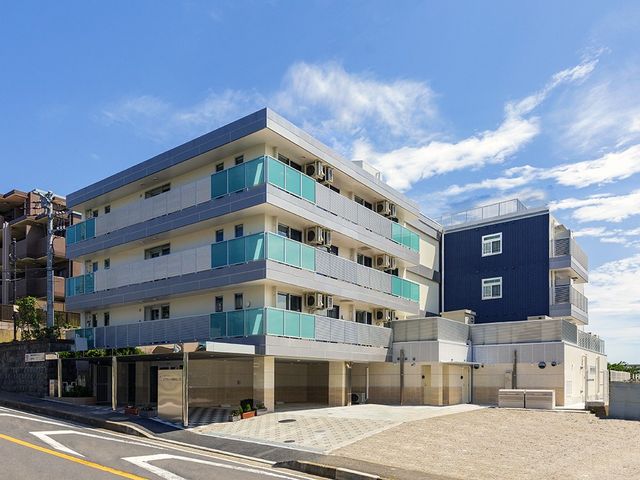 モダンな建物の外観 外観 広々とした閑静な環境に位置するモダンな建物です。清潔感のあるエントランスが、訪れる方を心地よく迎えます。