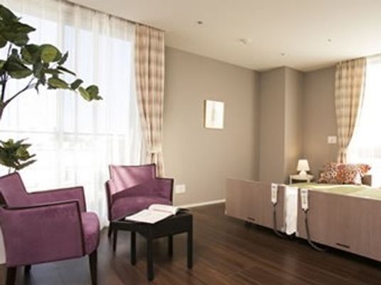 落ち着いた色の居室