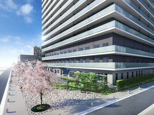 桜並木のある施設外観