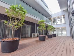 木々が配された明るいテラス