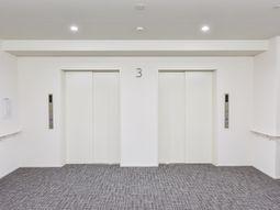 白壁のエレベーター前