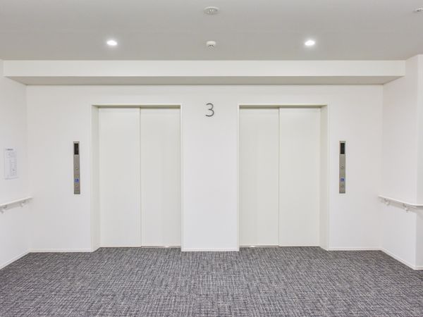 白壁のエレベーター前