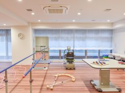 機能訓練室の明るい空間