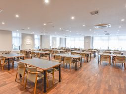 広々とした食堂スペース