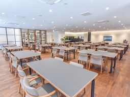 広々とした明るい食堂