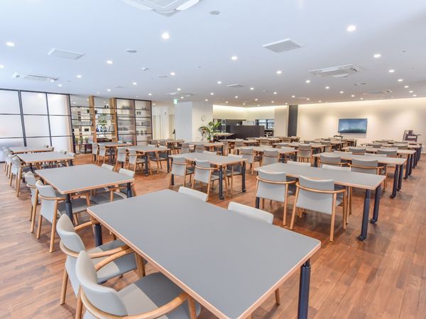 広々とした明るい食堂