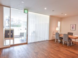 明るい居室の一角