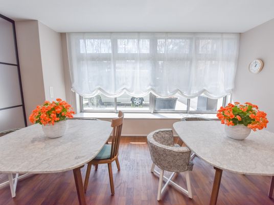 円卓と花の食堂空間