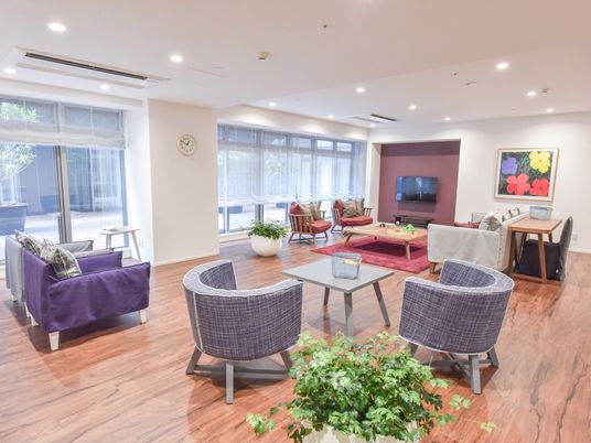 明るく広々としたラウンジ