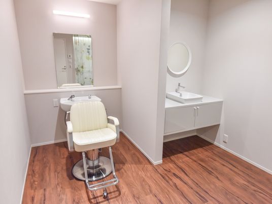 美容室の椅子と洗面台