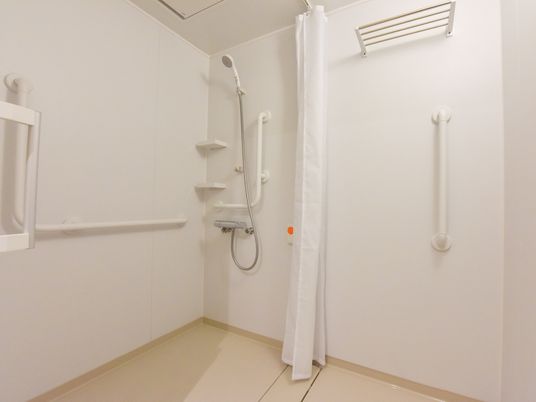 バリアフリー設計の浴室