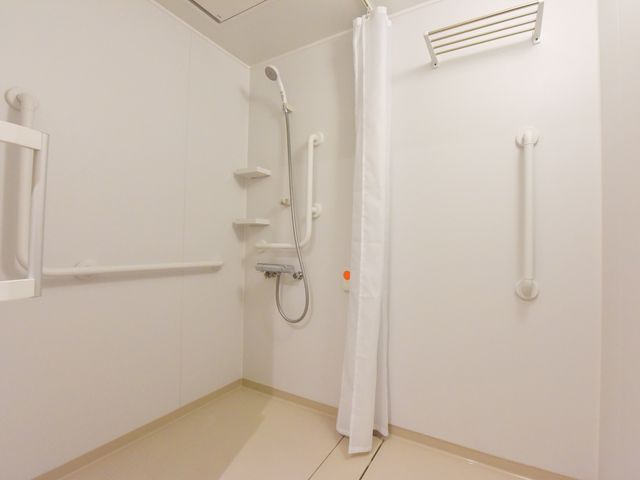 バリアフリー設計の浴室